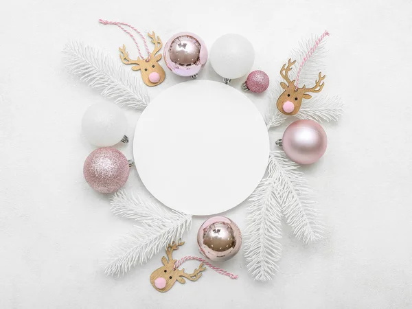 Scheda Bianca Con Rami Natale Decorazioni Sfondo Bianco — Foto Stock