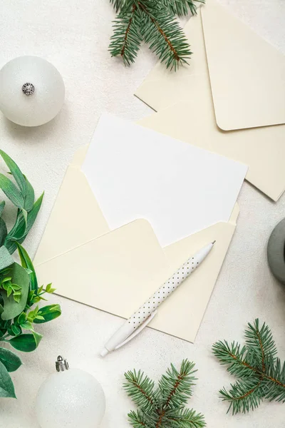Envelopes Com Cartão Branco Ramos Natal Bolas Sobre Fundo Branco — Fotografia de Stock