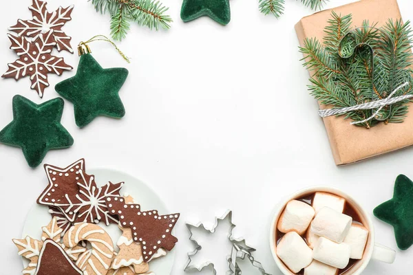 Rahmen Aus Weihnachtsdekor Plätzchen Kakao Und Geschenk Auf Weißem Hintergrund — Stockfoto