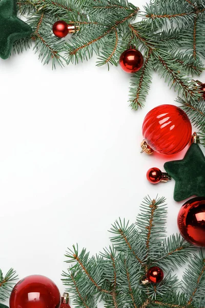 白い背景にモミの枝とクリスマスの装飾で作られたフレーム トップビュー — ストック写真
