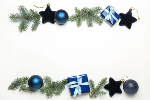 Beyaz Arka Planda Noel Dalları Dekorasyon Hediyelerden Oluşan Çerçeve — Stok fotoğraf