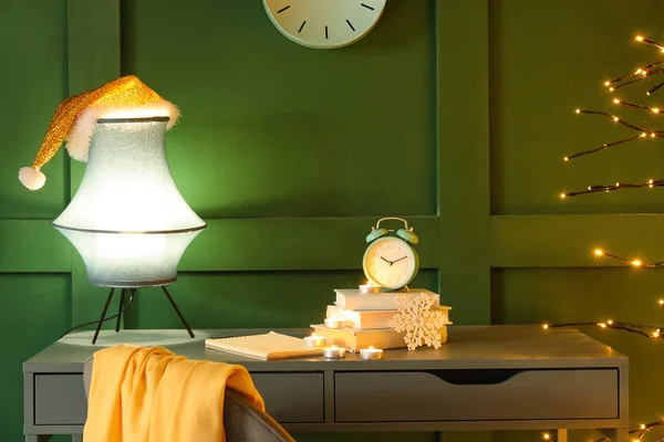 Reloj Despertador Libros Velas Lámpara Brillante Con Sombrero Santa Mesa — Foto de Stock