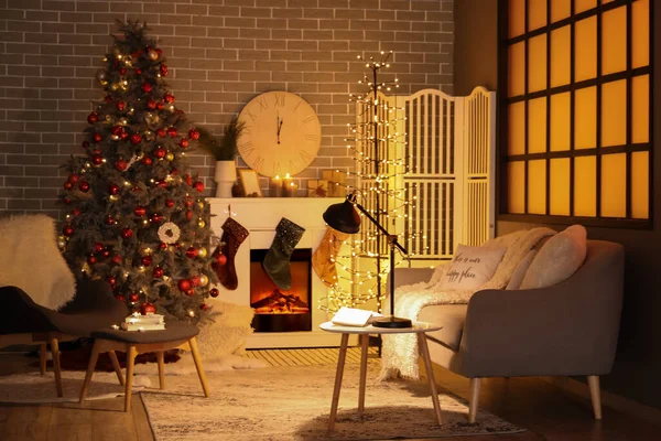 Interieur Des Dunklen Wohnzimmers Mit Kamin Uhr Und Leuchtendem Weihnachtsbaum — Stockfoto