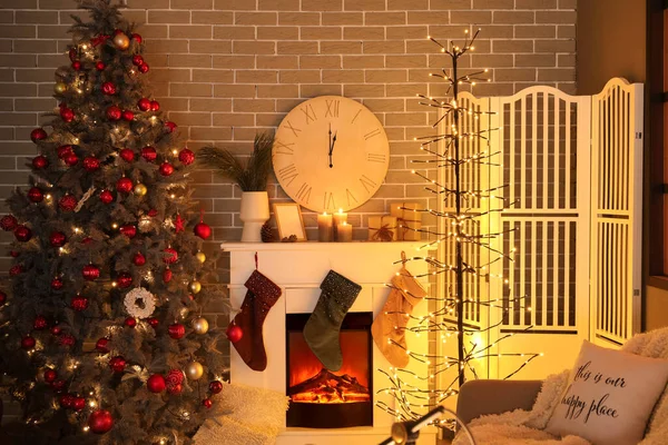 黑暗客厅的内部 有壁炉 时钟和闪亮的圣诞树 — 图库照片