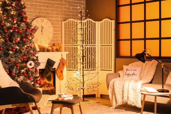 Interior Dark Living Room Fireplace Clock Glowing Christmas Lights — Stock Photo, Image