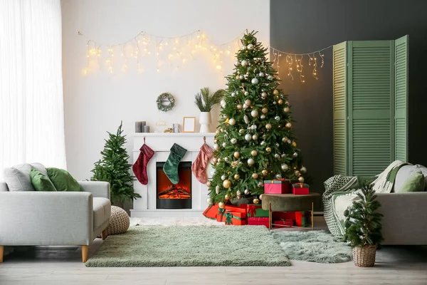 電気暖炉とクリスマスツリー付きのリビングルームのインテリア — ストック写真