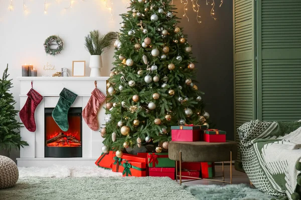 Elektrikli Şömineli Noel Ağaçlı Oturma Odasının Içi — Stok fotoğraf