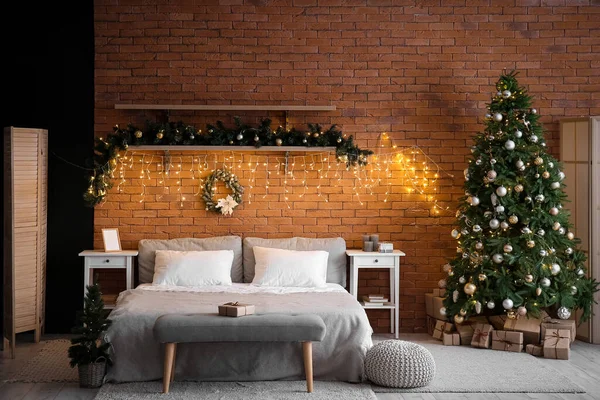 Interior Del Dormitorio Con Árboles Navidad Ramas Abeto Luces Brillantes — Foto de Stock
