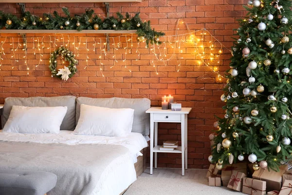 Interior Del Dormitorio Con Árbol Navidad Ramas Abeto Luces Brillantes —  Fotos de Stock