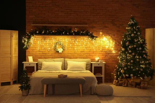 Belső Tér Sötét Hálószoba Karácsonyfákkal Fenyő Ágak Világító Fények — Stock Fotó