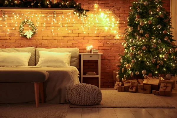有圣诞树 礼物和彩灯的黑暗卧室的内部 — 图库照片
