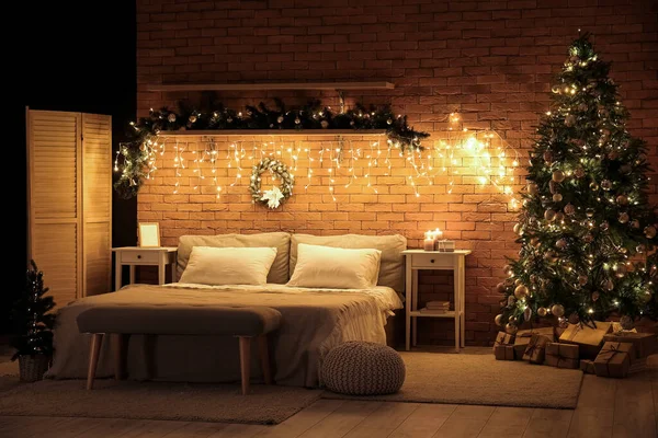 Karanlık Yatak Odasının Içinde Noel Ağaçları Köknar Dalları Parlayan Işıklar — Stok fotoğraf