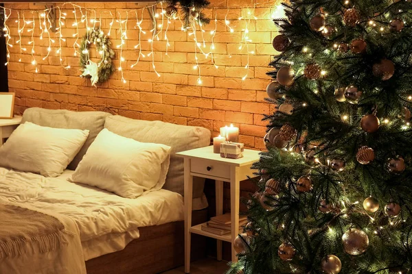 有圣诞花环 冷杉树和灯火通明的黑暗卧室的内部 — 图库照片