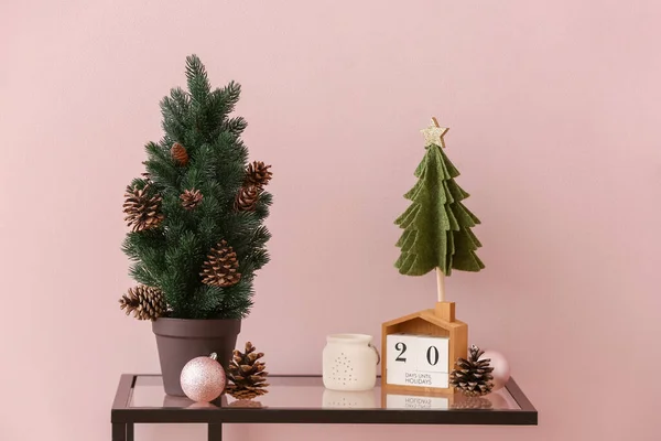 Kleine Kerstbomen Met Dennenappels Kubuskalender Tafel Bij Roze Muur — Stockfoto
