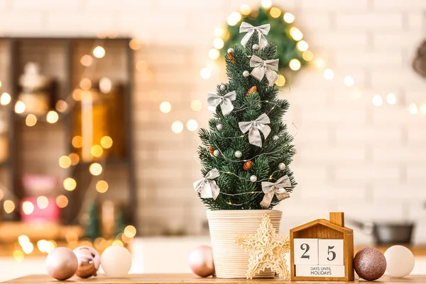 Kleine Kerstboom Met Decor Gloeiend Licht Kalender Toonbank Keuken — Stockfoto