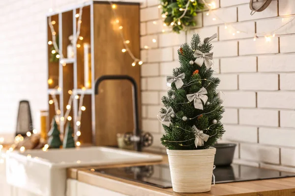 Kleine Kerstboom Met Gloeiende Lichtjes Toonbank Keuken Close — Stockfoto