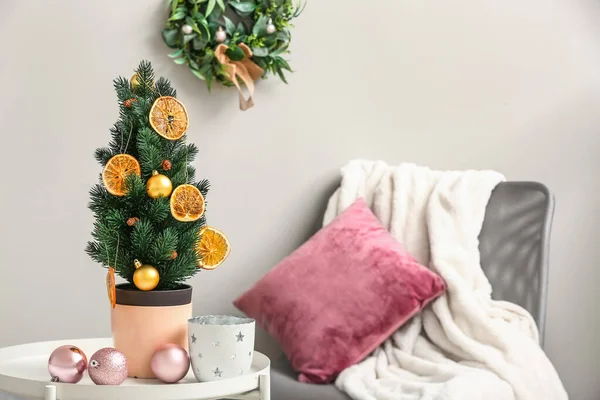 Kleiner Weihnachtsbaum Mit Getrockneten Zitrusfrüchten Auf Wohnzimmertisch — Stockfoto