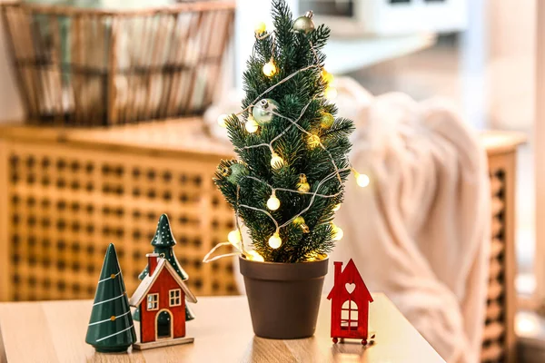 Kleine Kerstboom Met Gloeiende Verlichting Speelgoed Tafel Kamer — Stockfoto