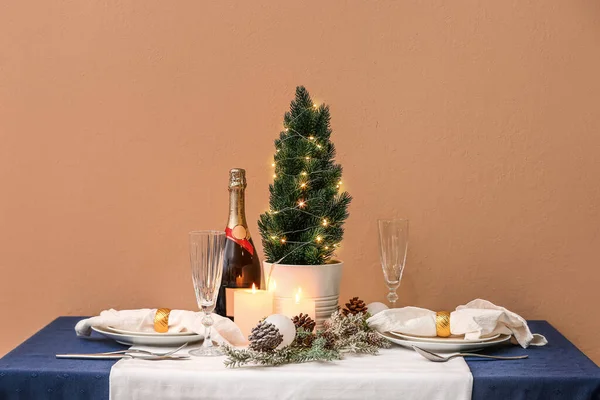 크리스마스 트리가 베이지 근처에 전나무 원추형 원추형 — 스톡 사진