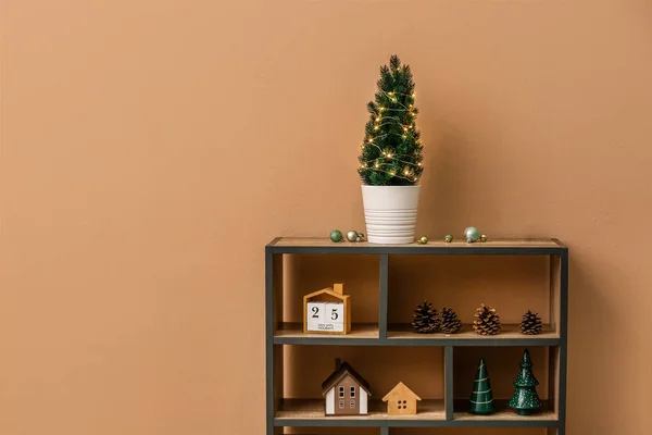 Shelving Unit Small Christmas Tree Balls Fir Cones Toys Beige — Stock Photo, Image