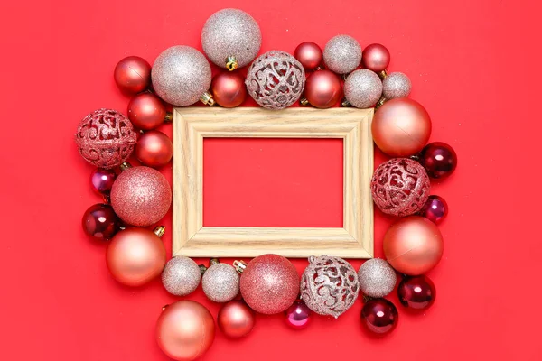Composizione Con Cornice Vuota Belle Palle Natale Sfondo Rosso — Foto Stock