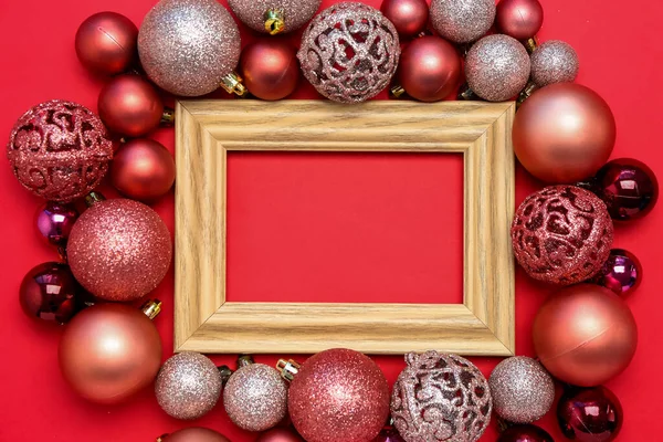 Composizione Con Cornice Vuota Belle Palle Natale Sfondo Rosso — Foto Stock