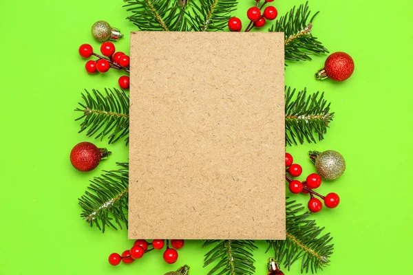 Samenstelling Met Blanco Kaart Kerstversiering Sparren Takken Groene Achtergrond — Stockfoto