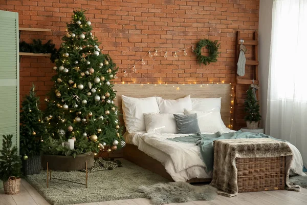 Εσωτερικό Υπνοδωμάτιο Στεφάνι Χριστουγέννων Έλατα Και Λαμπερά Φώτα — Φωτογραφία Αρχείου