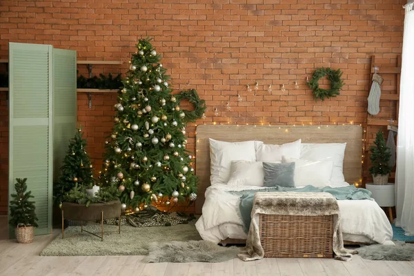Interior Del Dormitorio Con Corona Navidad Abetos Luces Brillantes — Foto de Stock