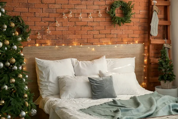 Wnętrze Sypialni Wieńcem Bożonarodzeniowym Jodłami Świecącymi Światłami — Zdjęcie stockowe