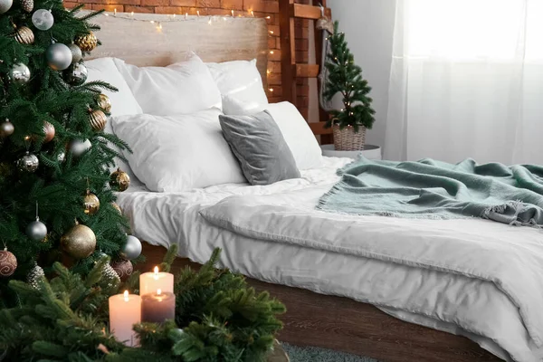 Yatak Odasının Içinde Noel Ağaçları Parlayan Işıklar Var — Stok fotoğraf