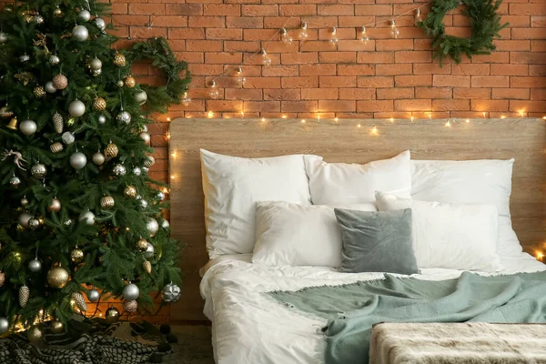 Wnętrze Sypialni Wieńcem Bożonarodzeniowym Jodłą Świecącymi Światłami — Zdjęcie stockowe
