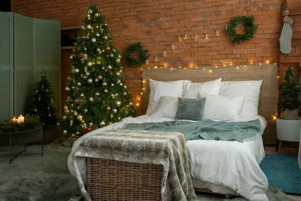 Εσωτερικό Υπνοδωμάτιο Στεφάνι Χριστουγέννων Έλατα Και Λαμπερά Φώτα — Φωτογραφία Αρχείου
