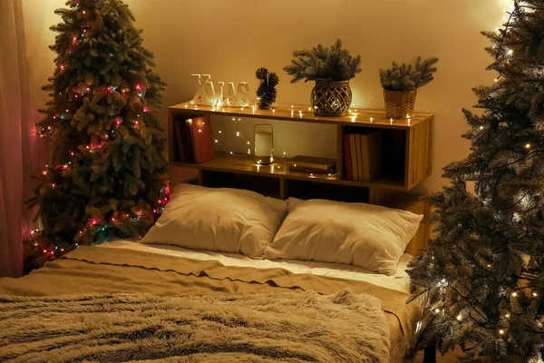 Εσωτερικό Σκοτεινό Υπνοδωμάτιο Χριστουγεννιάτικα Δέντρα Ραφιέρα Και Λαμπερά Φώτα — Φωτογραφία Αρχείου
