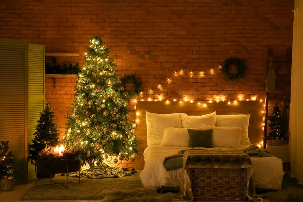 Interiér Tmavé Ložnice Vánočními Stromky Zářícími Světly — Stock fotografie