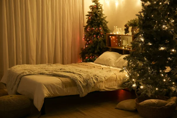 Innenraum Eines Dunklen Schlafzimmers Mit Weihnachtsbäumen Regal Und Leuchtenden Lichtern — Stockfoto