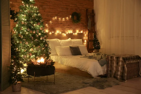 Εσωτερικό Σκοτεινό Υπνοδωμάτιο Χριστουγεννιάτικα Δέντρα Και Λαμπερά Φώτα — Φωτογραφία Αρχείου