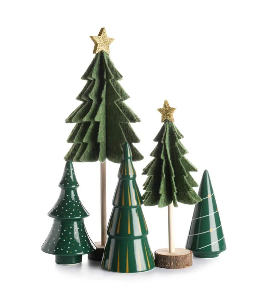Seramik Seti Beyaz Arka Planda Noel Ağaçları — Stok fotoğraf