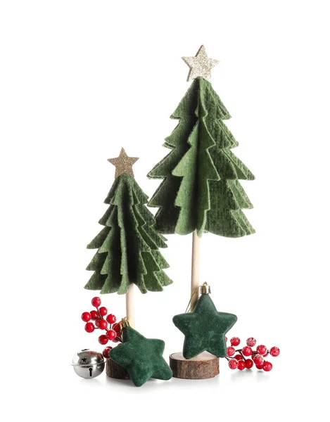 Fieltro Árboles Navidad Decoraciones Sobre Fondo Blanco —  Fotos de Stock