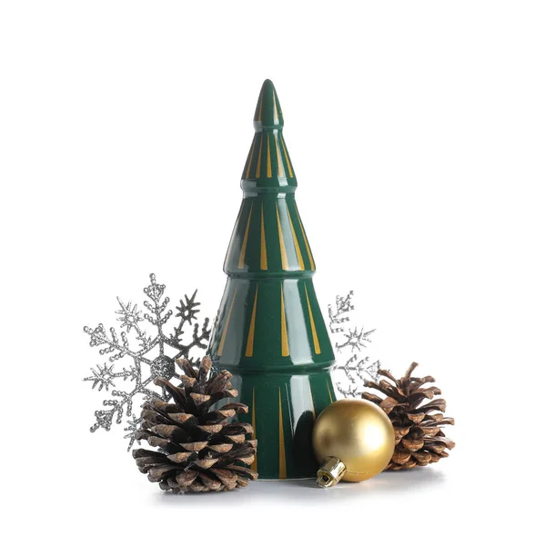 Σύνθεση Κεραμικό Χριστουγεννιάτικο Δέντρο Κουκουνάρια Και Διακοσμήσεις Λευκό Φόντο — Φωτογραφία Αρχείου
