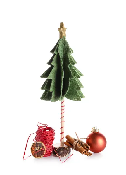 Πιλήματα Χριστουγεννιάτικο Δέντρο Διακόσμηση Και Κανέλα Λευκό Φόντο — Φωτογραφία Αρχείου