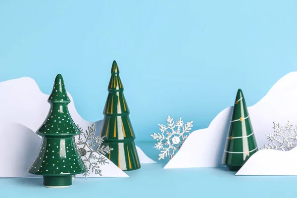 用陶瓷圣诞树和蓝色底色的纸装饰的作品 — 图库照片