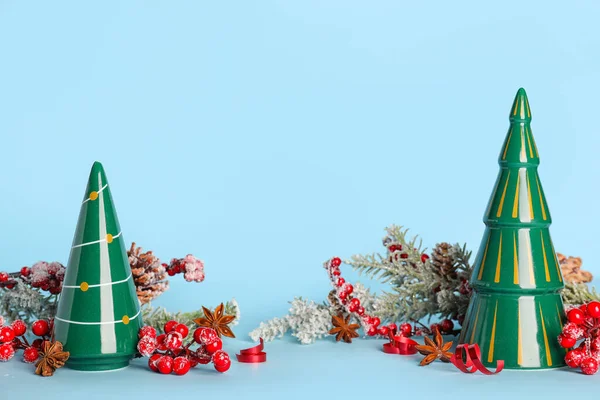 由陶瓷圣诞树和漂亮的色彩背景装饰组成的作品 — 图库照片