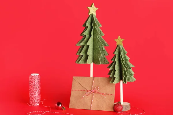 Σύνθεση Τσόχινα Χριστουγεννιάτικα Δέντρα Φάκελο Σχοινί Και Μπάλες Κόκκινο Φόντο — Φωτογραφία Αρχείου