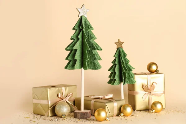 Composição Com Árvores Natal Feltro Bolas Caixas Presente Sobre Fundo — Fotografia de Stock