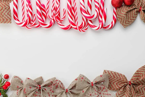 Složení Cukrovou Třtinou Vánoční Luky Bílém Pozadí — Stock fotografie