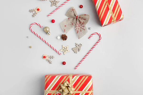 Komposition Mit Geschenken Zuckerstangen Und Weihnachtsdekoration Auf Weißem Hintergrund — Stockfoto