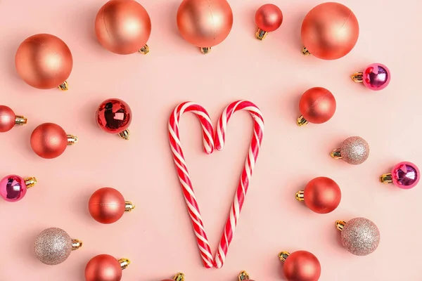 Composición Con Bastones Caramelo Hermosas Bolas Navidad Sobre Fondo Rosa — Foto de Stock