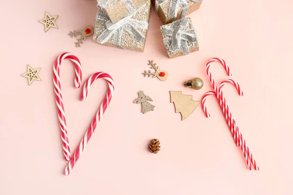 Composición Con Bastones Caramelo Regalos Navidad Decoraciones Sobre Fondo Rosa — Foto de Stock