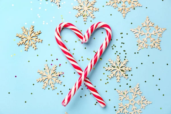 キャンディキャンディとクリスマスの装飾で作られたハートの色の背景 — ストック写真